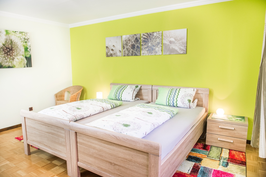 Schlafzimmer mit getrennten Betten Ferienwohnung Pusteblume