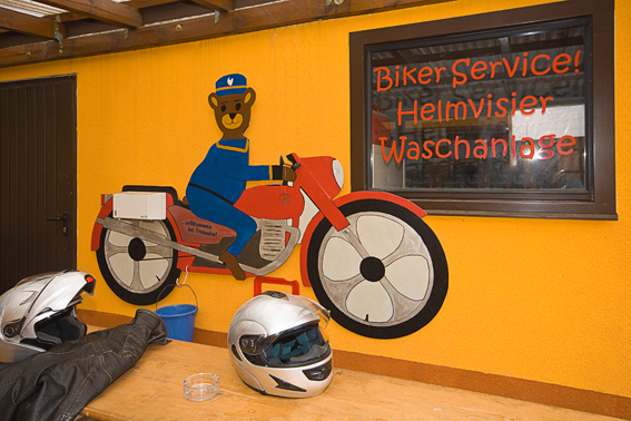 Helmwaschanlage fuer Motorradfahrer